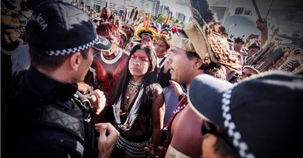 Nações indígenas protestam durante o “Acampamento Terra Livre,” maior mobilização anual de povos originários por direitos fundiários e proteção contra os efeitos das mudanças climáticas