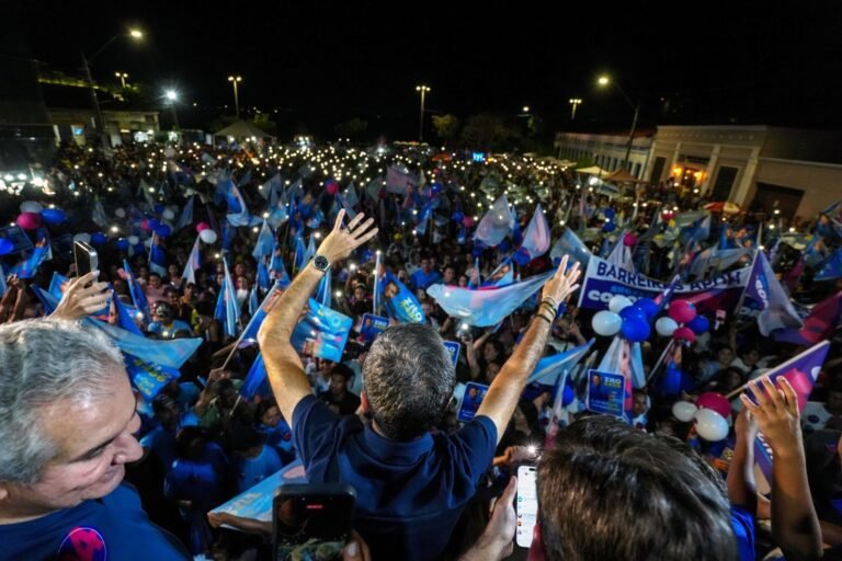 ACM Neto, Zito e Cinthya reúnem milhares de pessoas no maior comício da história de Barreiras com os prefeitos Otoniel Teixeira e Júnior Marabá, e defendem mudança com segurança na Bahia