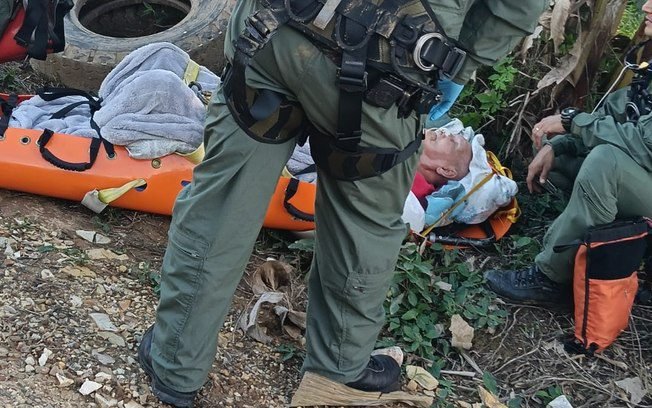 Idoso de 100 anos é resgatado de helicóptero após ficar ilhado