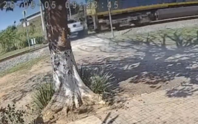 Carro é atingido por trem no interior de SP e deixa dois feridos