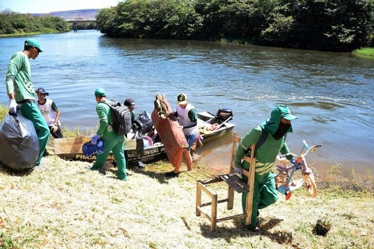 Mutirão retira mais de quatro toneladas de lixo do Rio Grande e encerra Semana do Cerrado em Barreiras