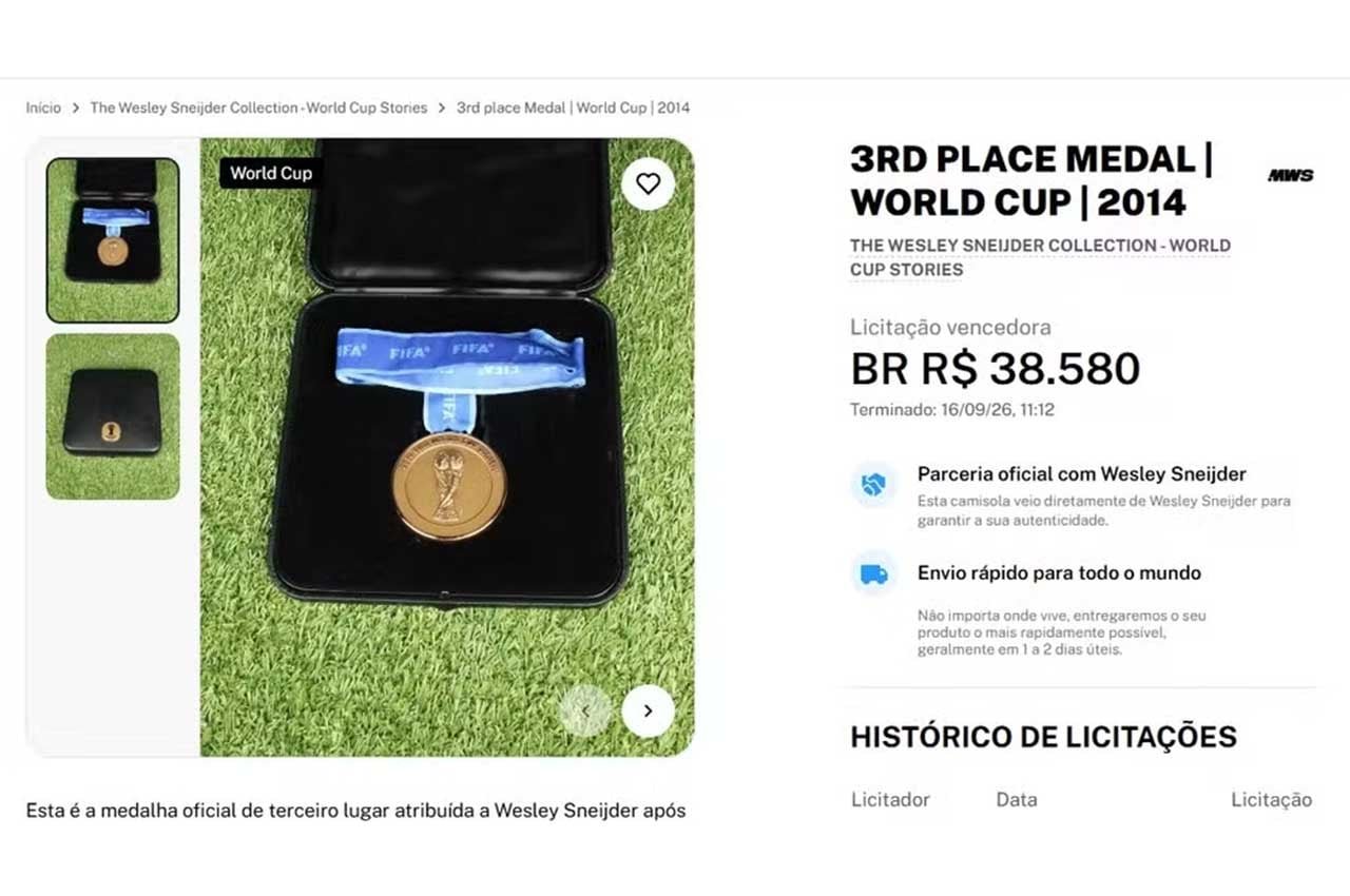 Medalha de bronze da Copa do Mundo de 2014 leiloada por Sneijder — Foto: Reprodução