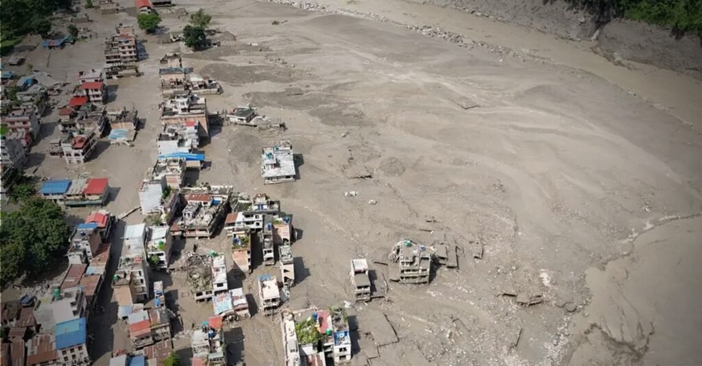 Povoado no centro-norte do Nepal soterrado após inundações na fronteira com o Tibete