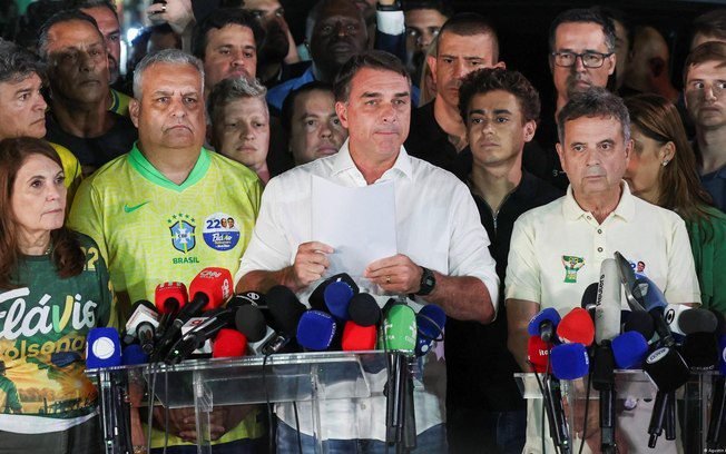 Flávio altera rota para buscar reversão da derrota