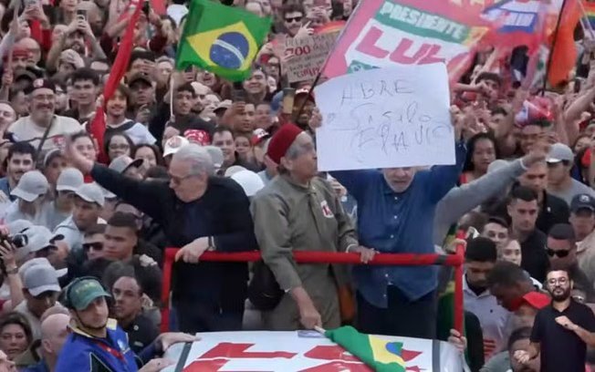 Lula diz que abrirá sigilos dele e dos filhos e desafia Flávio