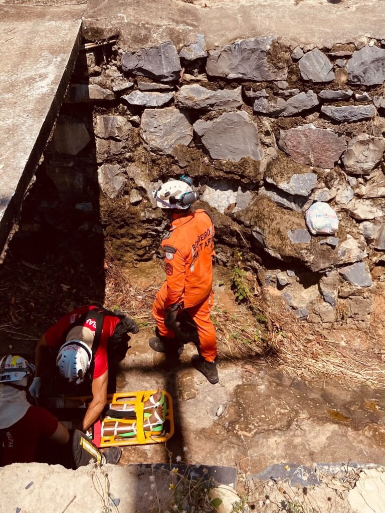 Bombeiros resgatam idoso de bueiro com cinco metros de profundidade em Barreiras