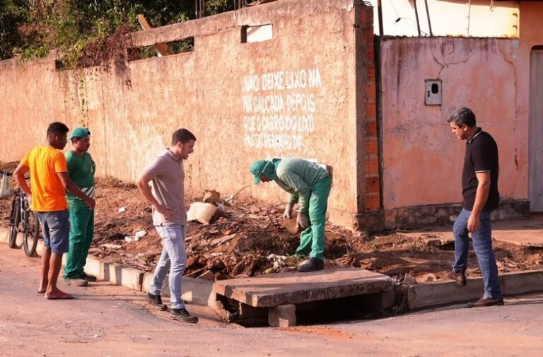 Prefeito Otoniel Teixeira vistoria ações das equipes após chuva intensa registrada na cidade