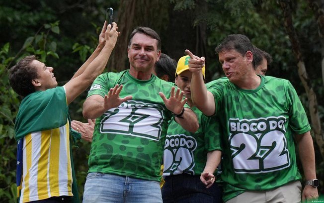 Aliados de Flávio Bolsonaro reconhecem derrota para Lula