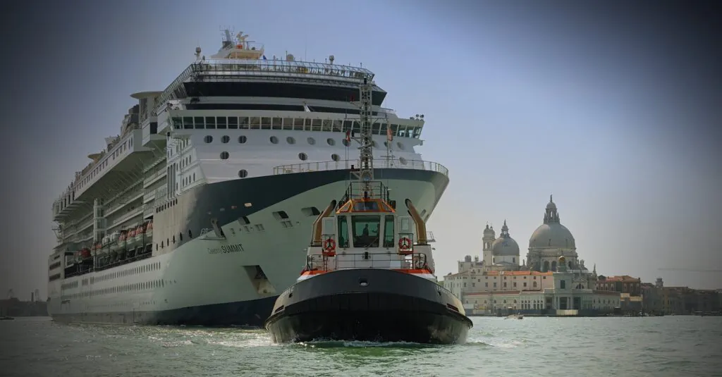 Navios de cruzeiro, jatos jumbo e grandes parques temáticos são símbolos do turismo em massa