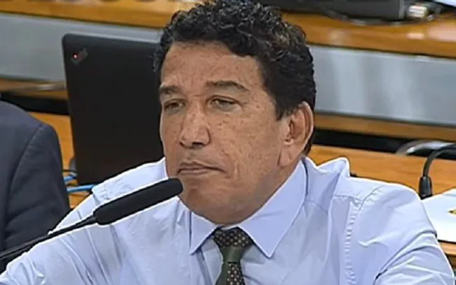 Magno Malta desmaia no estacionamento do Congresso e é internado