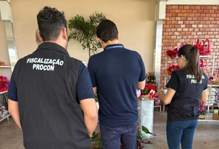 Procon Barreiras realiza ação educativa e fiscalizatória no comércio às vésperas do Dia dos Namorados