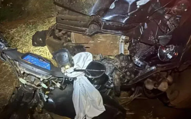 Colisão entre carro e ciclomotor deixa duas vítimas fatais em GO