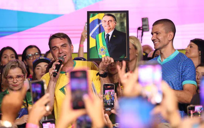 Flávio Bolsonaro participa de motociata e evento religioso no Rio
