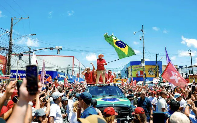 Lula participa de passeata com apoiadores em Natal
